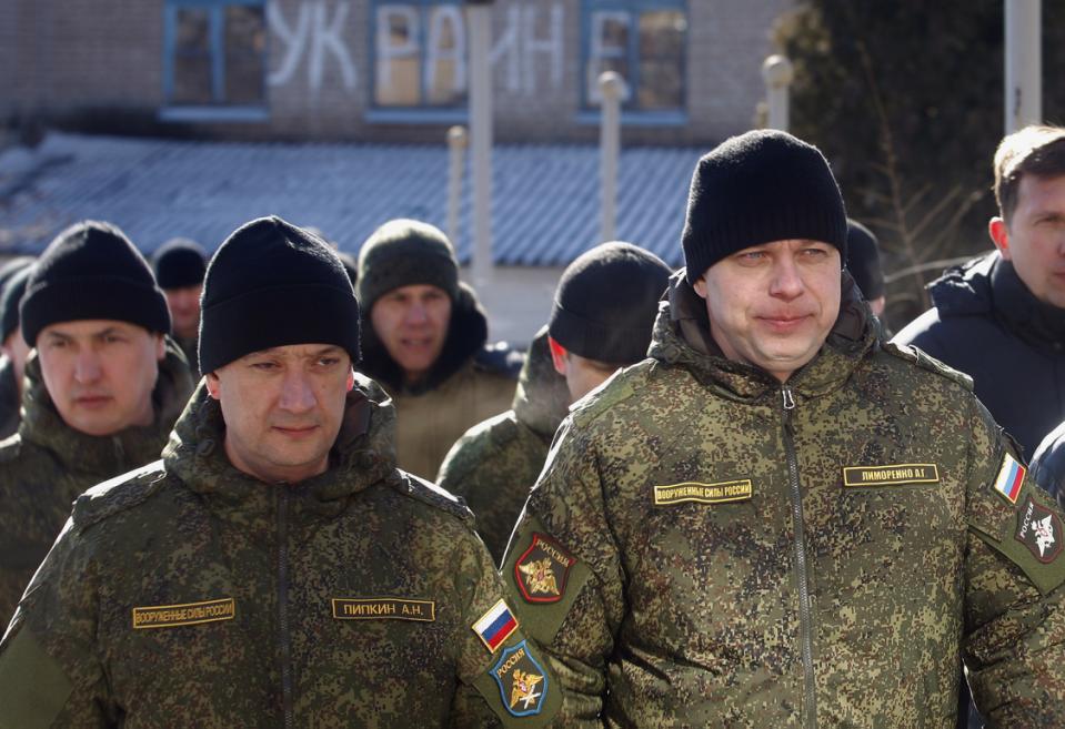 Russian Soldiers negotiating in Soledar UKRAINE
