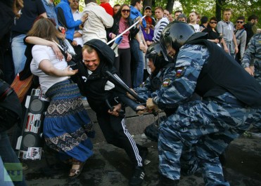 Russian cops attack protesters